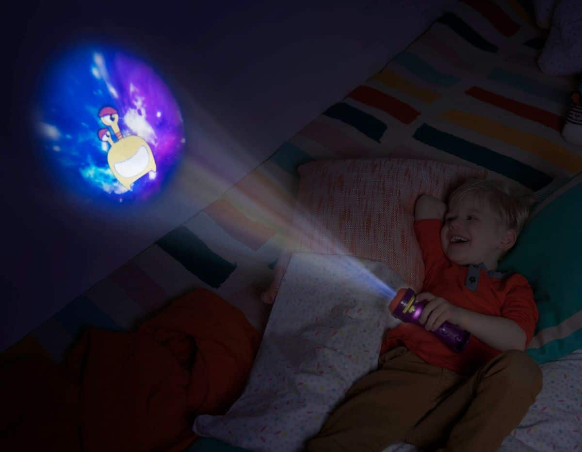 B. toys Linterna con proyector infantil con carretes de imagen, juego de  simulación, haz todo cósmico y brillante - Light Me To The Moon - 4 años +