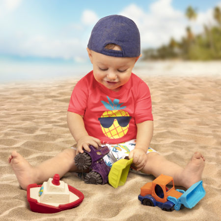 niño jugando en playa